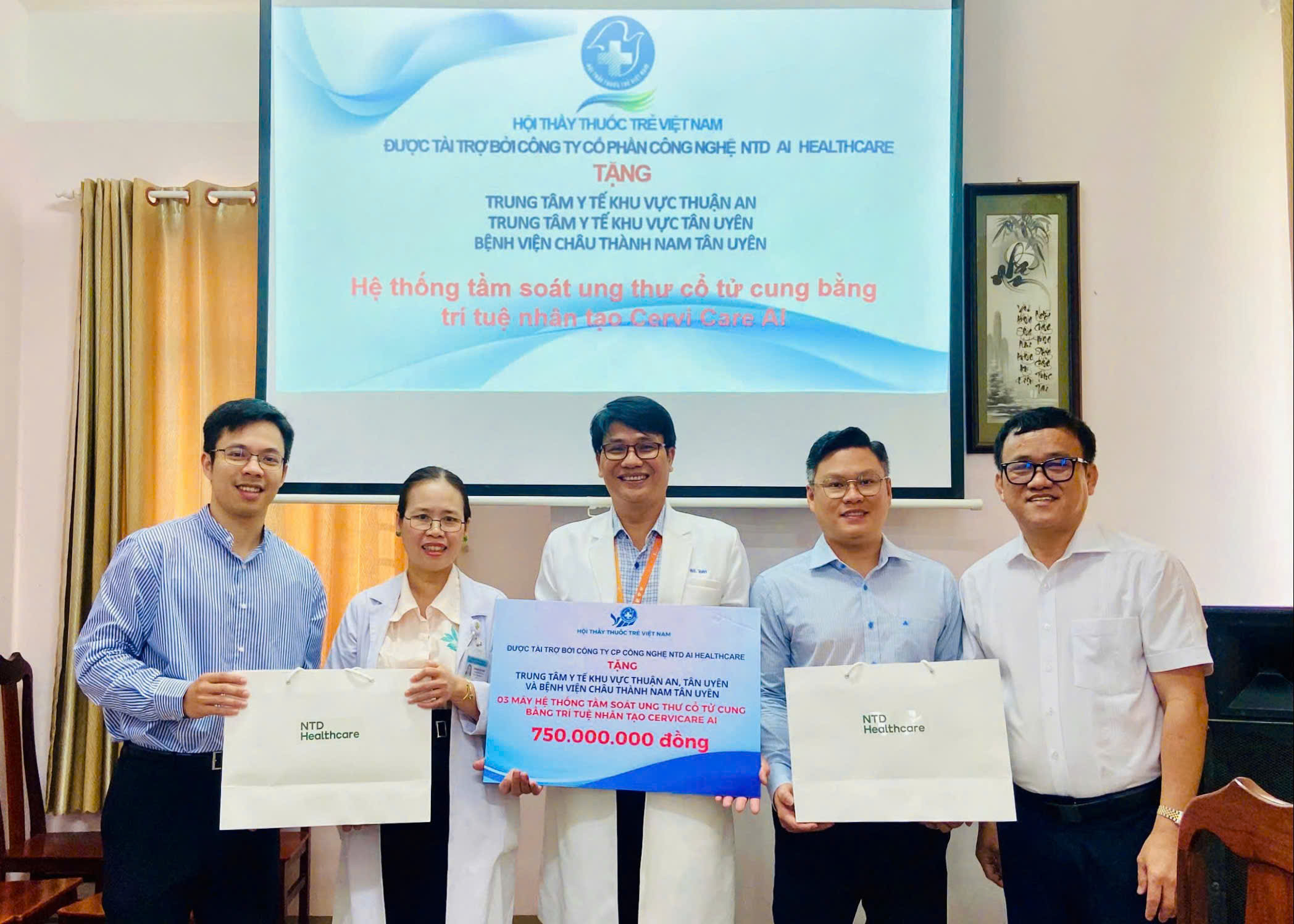 LỄ TRAO TẶNG HỆ THỐNG MÁY TẦM SOÁT UNG THƯ CỔ TỬ CUNG CERVICARE AI TẠI BÌNH DƯƠNG